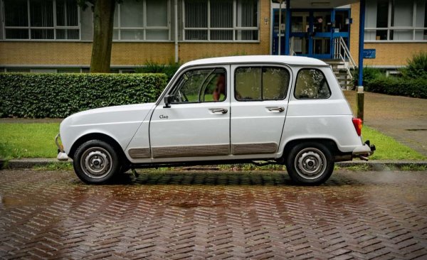 В историята на моделите с най-дълъг живот, Renault 4 заслужава почетно място. Френското работно конче се прави от 1961 чак до 1994, като е сглобявано във Франция, Алжир, Мароко, Словения, Мексико, Колумбия, Португалия, Австралия, Чили, Италия, Уругвай, Аржентина, Испания, Белгия и Ирландия. През 1978 се появява "върховата" верися GTL, с двигател с работен обем 1108 куб. сантиметра (сериозно надграждане над оригиналните агрегати, които са с 603 или 747 куб. см). Renault 4 никога не е притежавало какъвто и да било блясък, но е обичано по същия начин, по който и вдъхновилият го Citroen 2CV. 