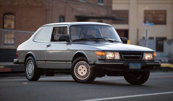 Има на практика два съвсем различни автомобила с това име. Първият е интересна, стилна и необичайна кола, базирана върху по-стария Saab 99, и произвеждана между 1978 и 1993. Вторият е така нареченият 900 NG, правен между 1994 и 1998 върху платформата GM2900 на General Motors - на практика усложнена и по-скъпа версия на Opel Vectra. 
Класическият Saab 900 е с предно предаване, надлъжно разположен 4-цилиндров двигател и доста софистицирано предно окачване с двойна вилка. Двигателят е монтиран "наопаки" - коляновият вал е на практика отпред. Скоростната кутия е разположена точно под мотора. Ремонтите са предизвикателство за всеки монтьор, но за щастие Saab 900 е доста надеждна машина и не се нуждае от тях прекалено често.