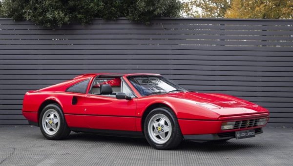 328 GTB и GTS бяха представени в средата на 80-те години като наследници на поостарялото вече Ferrari 308. Числото 328 отразява работния обем на V8 двигателя (3.2 литра) и броя на цилиндрите. GTS e съкратено от Gran Turismo Spider - версията с покрив тип тарга, а GTB означава Gran Turismo Berlinetta - тоест купето с твърд покрив. И до днес тази кола е смятана от познавачите за едно от най-надеждните и здрави ферарита. До края на производството през 1989 бяха сглобени общо 6068 бройки GTS. 

