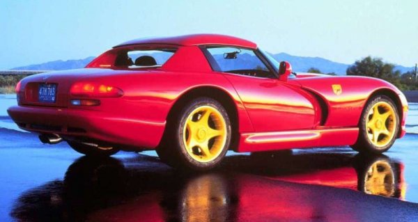 Италианците разработват своя двигател, превръщайки V10 мотор на пикап в чудовище, пригодено за суперавтомобил. Освен това Diablo и Viper са създадени от един и същ човек - легендарния дизайнер Том Гейл.