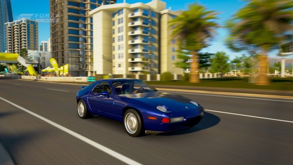 Луксозен автомобил с футуристичен дизайн &ndash; Холивуд бързо харесва 928. През 80-те години колата се появява в &bdquo;Рискован бизнес&rdquo;, &bdquo;Белязания&rdquo; и т.н.
