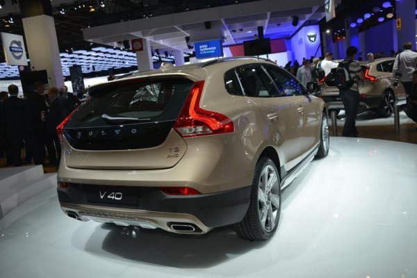 Volvo V40 Cross Country / Париж 2012
