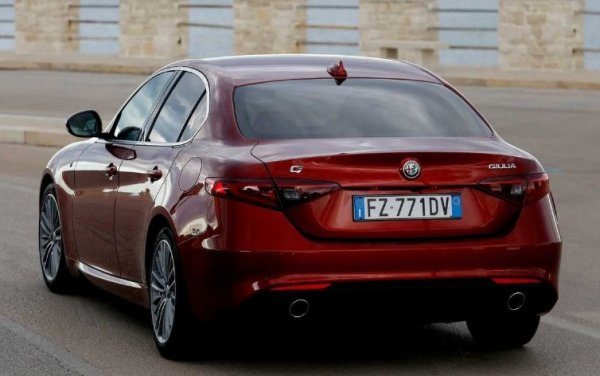 Нея я познава всеки фен на италианските машини. За първи път за Giulia се заговори през 1962 г., когато Alfa Romeo представи компактен спортен седан с редови 4-цилиндров бензинов мотор 1.6, развиващ 92 к.с. По това време това е сравнително мощен за обичаен автомобил двигател.

Съвременна Giulia съвсем наскоро беше обновена, като новостите засегнаха електрониката и допълнителни опциии. Харесваната от феновете управяемост и динамика се запазиха, както и моторите – от 2,2-литровият дизел със 136 к.с. до бензиновият 2,9 V6 битурбо с 510 к.с.

Период на производство на оригиналния модел: 1962 – 1978 г. (две поколения)

Период на производство на възродения модел:  от 2015 г.