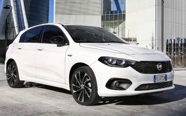 Дебютиралият през 1988 г. в качеството си на приемник на Fiat Ritmo компактен хечбек Tipo получи наградата за &bdquo;Автомобил на годината&ldquo; в Европа. Предлага се и като седан под името  Tempra. 

Актуалният модел представлява компромис между цена и качество. Той се предлага като хечбек, седан и комби, а скоро му предстои и обновяване.

Период на производство на оригиналния модел: 1988 &ndash; 1998 г. 

Период на производство на възродения модел: от 2016 г.