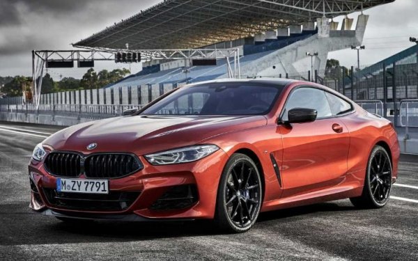 Първото голямо купе с индекс 8 беше произвеждано от баварците в периода от 1989 до 199 г. Машината получи мощни V8 и V12 двигатели, прибиращи се фарове и други иновационни системи. Например, при нея за първи път на сериен автомобил се предлага комбинация от V12 и 6-степенна механична скоростна кутия.

Актуалното BMW 8-Series се предлага в три варианта &ndash; купе, кариолет и седан (Gran Coupe). Топ-версията M8 Competition получи 4,4-литров туин-турбо V8 с мощност 625 к.с.

Период на производство на оригиналния модел: 1989 &ndash; 1999 г. 

Период на производство на възродения модел:  от 2018 г.