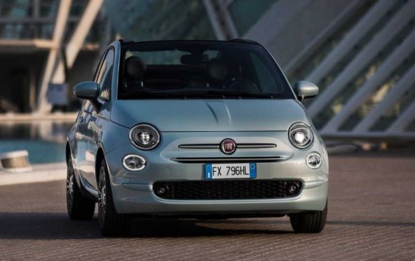 Италианците твърдят, че 500 не е просто модел на компания, а самостоятелен бранд. Оригиналният автомобил е малка, евтина и много популярна машина от края на 50-те години. 

Съвременният хечбек се опитва да не изостава, но се изкачва на по-високо ниво, тъй като никак не е евтин. Освен това, той е предлага в хибридна версия, а скоро ще излезе и електрически вариант.

Период на производство на оригиналния модел: 1957 &ndash; 1975 г. 

Период на производство на възродения модел: от 2007 г.