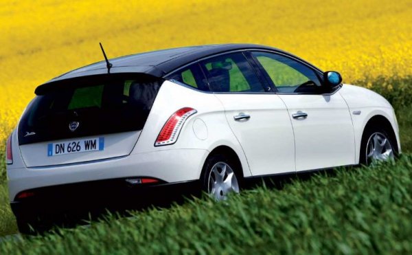 Това име донесе десетки победи в световния рали-шампионат с пилоти като превърналите се в легендия Юха Канкунен и Дидие Ориол. През 90-те години плакат с &bdquo;напомпаната&ldquo; версия Integrale можеше да се види на стената в стаята на всяко второ момче.

Съвременна Delta е точно обратното. Тя не само, че не получи признание, но и сложи началото на края на марката Lancia, чийто единствен модел Ypsilon сега се продава само в Италия. 

Период на производство на оригиналния модел: 1970 &ndash; 1999 г. (две поколения) 

Период на производство на възродения модел: 2008 &ndash; 2014 г.