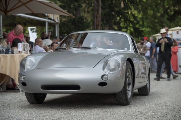 В клас Е, посветен на състезателните автомобили, журито предпочете този изключително рядък вариант на иначе популярното Porsche 356. Благодарение на договора си с Abarth, за този автомобил германците могат да ползват услугите на гениалния дизайнер Франко Скалионе. Каросерията е изработена от торинското ателие Viarenzo&Filliponi (макар някои от останалите 19 бройки от модела да са възложени и на Rocco Motto). 
