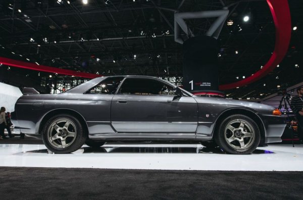 В резултат на едно джентълменско споразумение между японските производители, в периода 1989-2005 предназначените за вътрешния пазар спортни машини до една имат "максимум 276 коня". Това, разбира се, е пълна лъжа. Първото поколение на GT-R например в действителност произвежда около 320 конски сили, а могъщият R34 вероятно е способен и на достa повече. Но на загриженото за безопасността на поданиците си японско правителство се дава официалният показател: 276. 
