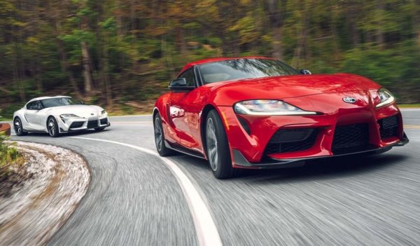 Казаното за консервативния подход на BMW е напълно валидно и за новата спортна Toyota, която под японската си външност е всъщност BMW Z4. Американците от C&D тестваха и двата модела миналата година и установиха, че те произвеждат доста повече коне от обявеното. При Supra мощността при коляновия вал е над 400 коня, а не 382, както пише в брошурите.
