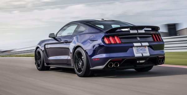 Този Mustang се задвижва от един от най-атрактивните двигатели, оцелели през поголовното намаляване на емисии в последните години: 5.2-литров атмосферен V8, способен да се развърта и отвъд 8000 оборота в минута. Ford оценява мощността му на 526 коня, но в действителност е по-близо до 600. Никак не е зле за мотор без принудително пълнене. 
