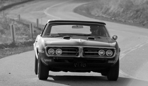 През 1968 Pontiac Firebird, оборудван с 6.5-литровия Ram-Air V-8, обявяваше максимална мощност от 325 конски сили. Абсолютно същият двигател даваше 360 коня в модела GTO. Какво е обяснението за тази нелепост ли? Едно вътрешно правило на General Motors от онази епоха, което постановява, че моделите на компанията не могат да имат повече от една конска сила за всеки пет килограма тегло (изключение се допуска само за Corvette). Firebird е с около 150 кг по-лек от GTO, затова инженерите просто са били принудени да излъжат за мощността.
