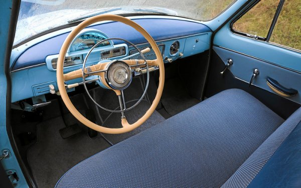 ГАЗ‑23 се произвежда по специална поръчка на Комитета за държавна безопасност (КГБ) и още няколко силови служби в СССР между 1962 и 1970 година. Производството е в съвсем малки серии - едва 603 автомобила. От стандартната ГАЗ-21 ги отличават преди всичко двигателят - V8 с мощност 195 конски сили, и тристепенната автоматична скоростна кутия. 
Още по-рядка е версията ГАЗ-22 - комби с V8. От него е сглобена само една бройка, която е пратена в някое от съветските посолства из Азия и след това следите й се губят. 
