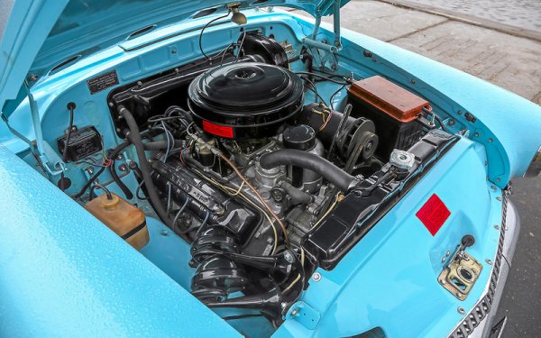 Главен конструктор на проекта става Борис Дехтяр, специалист по автоматичните трансмисии и един от създателите на ГАЗ-13. Основната му задача е да измисли как да натъпче огромния V8 с работен обем 5.52 литра в недотам изобилното пространство под капака на волгата. За да се вмести агрегатът, конструкторите са принудени да го наклонят с 2 градуса. В крайна сметка моторът влиза - но с точност до 1 милиметър. 
