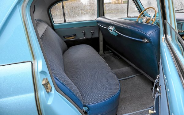 ГАЗ-23 е секретна в съвсем буквалния смисъл. Тя никога не е споменавана в съветската преса, не фигурира в справочниците, а на инструкциите за поддръжката й в гаражите на КГБ и ГРУ има печат "само за служебно ползване".
Освен това е старателно замаскирана. Макар да ползва тристепенната автоматична трансмисия от Чайка, тя не получава характерния бутонен превключвател от партийната лимузина. Вместо това запазва обикновения скоростен лост от ГАЗ-21. Дори да надникне вътре, случайният минувач няма да разбере, че това е по-специална машина. Същото важи за ауспуха - единичен и със стандартни размери. Инженерите е трябвало да измислят някои хитрости, за да го пригодят към големия V8. 
