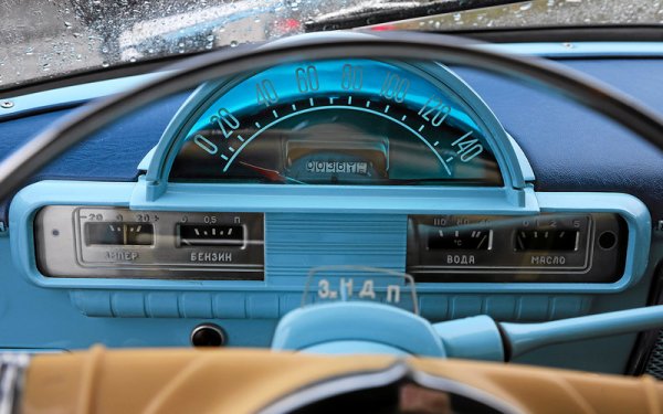 Eдинствената видима - макар и трудно - разлика в салона на ГАЗ-23 спрямо нормалната волга е тази прозрачна скала за позициите на автоматичната трансмисия. Но и тя е така монтирана над волана, че за да я забележите през стъклото, трябва доста вглеждане. Което по правило рядко се случва на автомобил на КГБ. 
Позиция "паркинг" няма - колата се гази в неутрална позиция и с вдигната ръчна спирачка. Буквата П на скалата обозначава режима "моторна спирачка" за спускане по стръмни наклони. Тогава при скорост под 40 км/ч автоматът поддържа първа предавка, а над 40 включва втора. 
