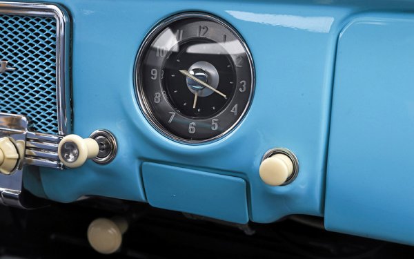 Другите признаци с какво си имате работа са липсващият трети педал и централното торпедо, което е доста по-широко от това при стандартната кола. 
Иначе салонът на ГАЗ-23 е на практика идентичен с този на "масовата" Волга. 
