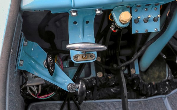 Особено интересни са трите превключвателя отдясно - те командват светлините, но поединично. Така можете да включите само левия фар, само десния, само левия фар в комбинация с десния габарит и така нататък. Средство за комуникация между служителите на репресивния апарат.
