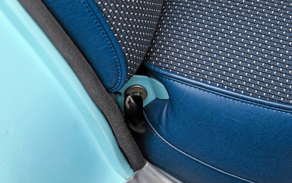 Външният бутон на багажника е бутафорен и не отключва нищо. Единственият начин да се отвори капакът е от тази тайна малка ръчка в задната седалка. Другарите от КГБ не са искали някой случаен минувач да види какво возят отзад. 
