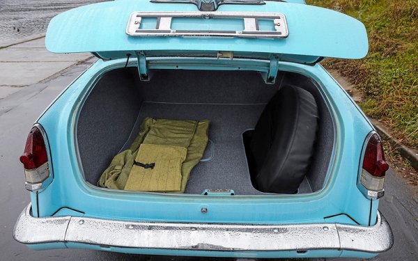 Понеже задвижващи са задните колела, а огромният V8 пренася тежестта основно отпред, инженерите са измислили друга "хитрост", за да не превърта колела автомобилът при рязък старт. Под килима на багажника е скрит баластен панел с тегло 120 килограма. Но и с него ГАЗ-23 е по-бърз от Чайка - ускорява до 100 км/ч от място за 16 секунди. Максималната скорост е 170 км/ч. 
