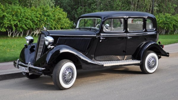 Това не е първата такава "специална" кола за спецслужбите. Практиката да им се подготвят доработени версии започва още през 30-те на базата на ГАЗ-М1. За нуждите на тайните служби, наричани тогава все още НКВД, стандартният двигател с 50 коня се заменя с 3.9-литров агрегат от Ford, с 95 конски сили. 
