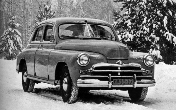 След това любима кола на спецслужбите става ГАЗ-М20 Победа. По първоначални планове тя трябва да е с 6-цилиндров мотор серийно, но после се отказват от него заради високия разход на гориво. Но през 1956 шестцилиндровият агрегат от ЗИМ все пак е монтиран на Победа в специалната модификация ГАЗ-М20Г. Тя получава и трансмисията на ЗИМ с хидромуфа. 
