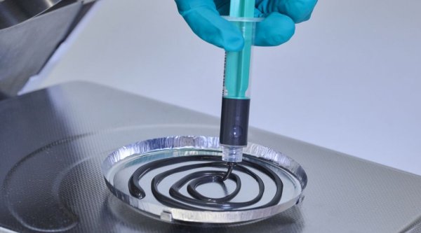 Тази представа отдавна не отговаря на реалностите. Китай вече не е просто "работилницата на света". След десетилетие на внимателно планиране, щедри инвестиции и привличане на европейско know-how, китайската автомобилна индустрия вече не е обслужващо звено за европейската, а все по-застрашително изглеждащ конкурент. Китай не само има предимство в областта на батериите (по данни на Bloomberg NEF, себестойността на електрическото задвижване за китайски производители е с около 30% по-ниска, отколкото за европейски), но и контролира повечето от ключовите суровини за производството им. Ето съвсем пресен пример: от 2 декември 2023 китайското правителство вече позволява износ на графит - ключов компонент за анода в батериите - само с изричното му разрешение.
