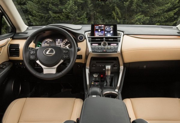 Интериорът предлага материали от висок клас със съответно качество. Като дребен проблем може да се посочат неизправните сервомотори на климатика, които могат да причинят различни температури в купето.