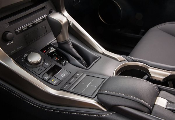 Трансмисиите – CVT или 6-степенна автоматична са много надеждни, като ще издържат дълго време, ако маслото се сменя на всеки 40 000 км. 