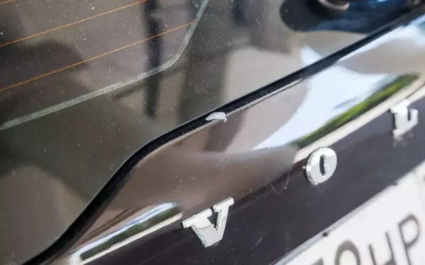 Традиционно за Volvo каросерията е здрава и издръжлива. Капакът и предните калници са изработени от алуминий. Дебелият слой боя не е склонен да се отчупва. Въпреки това, ако се повредят, големи парчета могат да се отделят от цинковото покритие на стоманените елементи на тялото. Но металът не започва да ръждясва дълго време след това.


