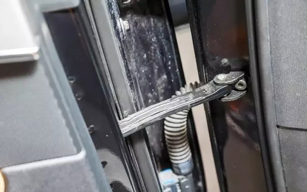 Ограничителите на вратите не са с най-надеждната конструкция. 
Те бързо започват да скърцат и могат да отслабнат, което изисква подмяна след пет до седем години. И пластмасовите задни дръжки могат да се счупят поради прекомерно усилие. Дъното на купето е добре защитено, но е възможна появята на корозия на подрамките.