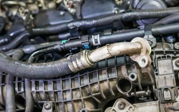 Заради системата за директно впръскване, всмукателните клапани са предразположени към въглеродни отлагания. След 120 000 км може да се наложи внимание на сензора за масов въздушен поток, сензорите за кислород, горивната помпа и бобините за запалване.

След 150 000 км често се разваля мембраната на маслоотделителния клапан на вентилационната система на картера. Алтернатива на закупуването на брандиран капак е закупуването на неоригинална мембрана - но нейният експлоатационен живот обикновено е много по-кратък.

След 200 000 км инжекторите може да изискват подмяна - измиването, като правило, не може да възстанови тяхната функционалност. Задвижващият компресор в автомобили, оборудвани с него, започва да се замъглява след 200 000 км и изисква подмяна на уплътненията.
