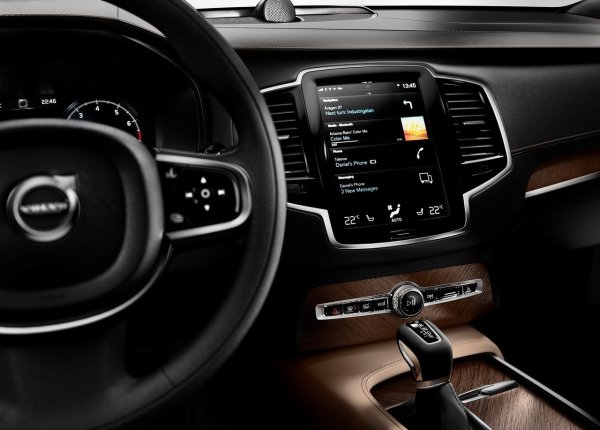 Проблемите с бордовото захранване, когато двигателят е спрян от старт-стоп системата, са свързани с допълнителна батерия с малък обем под капака.   Комуникационният модул VCM (модул за свързване на превозни средства) често излиза от строя, което също е придружено от различни грешки и системни неизправности.
