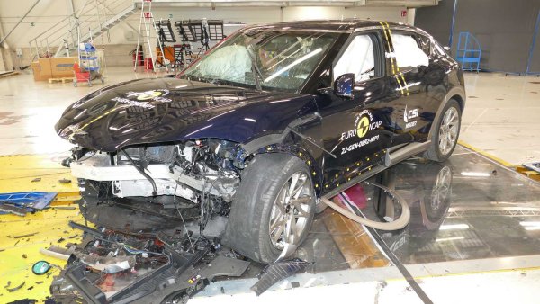 В тестовете участва малкото електрическо SUV-купе на Genesis - GV60. Моделът на корейската премиум-марка получи 89% за защита на възрастни пътници, 87% за защита на по-малки пътници отзад, 63% за защита на други уязвими участници в движението и накрая високите 88% за ефективност активни системи за подпомагане на шофирането. Този модел ще се появи до края на годината в три европейски държави – Германия, Великобритания и Швейцария.