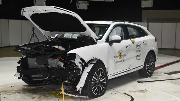 Вече е ясно, че китайските електрически или plug-in хибридни SUV са на път да нахлуят в Европа. Един от първите, които трябва официално да се появят на пазара, е Wey Coffee 01. При него правят впечатление именно огромният брой технологии и допълнителни опции, които вършат чудесна работа. Euro NCAP оцени представунето на Coffee 01 с 91% за защитата на възрастните пътници, 87% в защитата на по-малките пътници отзад, 79% в защитата на други уязвими участници в движението и отличните 94% в ефективността на системите за подпомагане.  