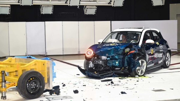 Още един китайски електрически автомобил също беше подложен на тестове. Това е закръглената Ora Funky Kat - кола, която удиви още при първото си представяне със своя дизайн, който със сигурност е уникален и приятен за окото. Моделът заработи 92% в защитата на възрастните пътници, 83% в защитата на по-малките пътници отзад, 74% в защитата на други уязвими участници в движението и накрая - добри 93% за ефективността на системите за активна помощ при шофиране.