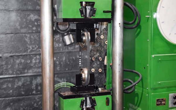 Руските колеги са подбрали шест производителя така, че горе-долу да съответстват на представителна извадка на пазара: има два от реномирани производители (германската Continental и американската Gates, само че производство на европейския й завод в Белгия), два от недотам популярни азиатски компании, от Япония и Китай, един руско производство и още един Gates, който е очевидно менте и е купен от съмнителен магазин за части на доста по-ниска цена от останалите. От всеки производител са купени по шест екземпляра, за да бъдат подложени на различни изпитания. 
