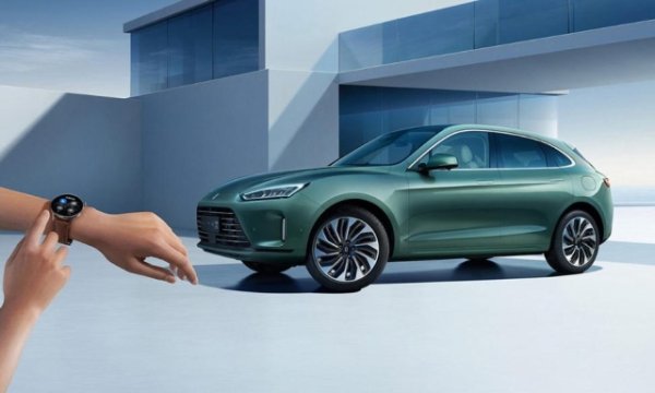 Копанията разширява ролята си на китайския автомобилен пазар, предлагайки алтернативни технологични решения на местните производители. Вместо да произвежда коли, Huawei се фокусира върху предоставянето на своята операционна система Harmony OS и устройства за подпомагане на водача. Те могат да подобрят производителността и безопасността на електрическите превозни средства. Huawei също формира съюзи с няколко китайски автомобилни марки, като Seres, Chery и Changan Automobile, за да създаде нови марки електрически превозни средства, които интегрират технологията на Huawei. Например Huawei и Seres стартираха марката Aito , която включва моделите M5, M7 и M9. Huawei също си сътрудничи с Chery за марката Luxeed и с Changan Automobile и Contemporary Amperex Technology за марката Avatr. 
