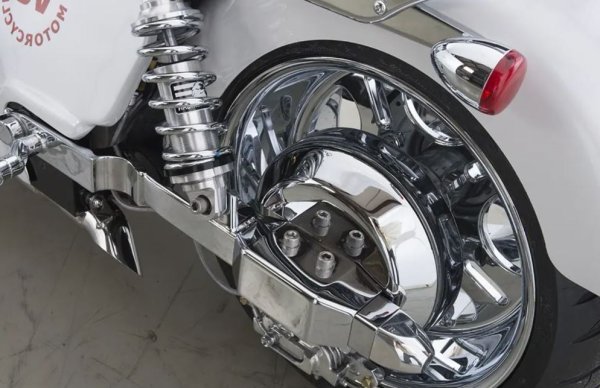 В момента Classic Cruser се предлага с един от трите Chevy V8 двигателя. Първият е LS1 с мощност 445 к.с., следващият е 383 Stroker с 430 к.с. , докато последният, най-мощният, предлага 563 к.с.
Освен Classic Cruiser, Boss Hoss продава серия от модели, които идват с един от трите гореспоменати V8 двигатели.
