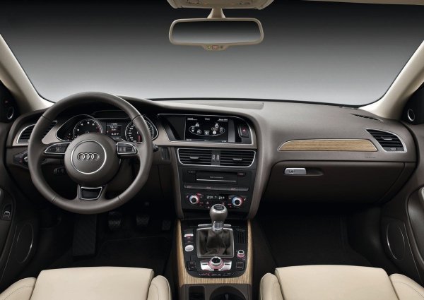  Сред основните характеристики, които седаните Audi A4 притежават, са:

&bull;	модификации с предно предаване, при които бензиновият двигател е проектиран за 150 или 190 литра;

&bull;	използване на висококачествени материали и висококачествен интериор;

&bull;	основното оборудване включва би-ксенонови фарове, алуминиеви джанти, отопляеми седалки отпред, спортен мултифункционален волан;

&bull;	висока шумоизолация;

&bull;	наличие на надеждна кутия.
