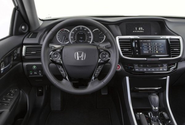 Основните предимства на модела са: 

&bull;	японски двигатели с висока надеждност;

&bull;	добра ергономия, съчетана с просторен интериор;

&bull;	удобно окачване, което се използва активно както в градски условия, така и при движение по магистралата.

За да се осигури безопасност, автомобилът използва активни системи под формата на аварийно спиране, контрол на лентата и разпознаване на пътни знаци.
