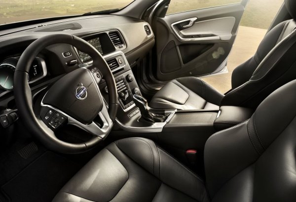 За да се осигурят високи индикатори за безопасност, превозното средство разполага със система за разпознаване на големи животни, велосипедисти и пешеходци, благодарение на която можете да избегнете пътнотранспортно произшествие. Моделът е представен с задвижване на всички и предни колела.