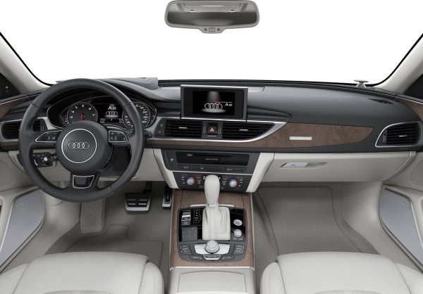 Неговите предимства са:

&bull;	премиум интериорът се осигурява чрез използване на кожа, естествено дърво и мека пластмаса;

&bull;	при високи скорости се осигурява комфорт, тъй като в кабината е внедрена перфектна шумоизолация;

&bull;	използването на съвременни технологии под формата на 360-градусова камера, круиз-контрол или виртуално табло;

&bull;	добра динамика и дълъг ресурс се осигуряват от надеждни двигатели;

&bull;	Отличното управление при шофиране при всякакви метеорологични условия е гарантирано от Quattro задвижване на всички колела;

&bull;	Удобно движение дори по лоши пътища благодарение на удобното окачване.
