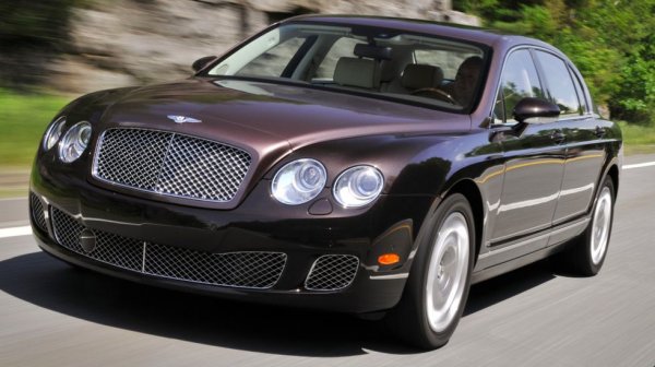 Темата на W-12 на Volkswagen Group продължава с Bentley Continental Flying Spur. Вярвате или не, екземпляри с доста пробег могат да се намерят за под 25 000 долара. Ако си купите такава кола обаче, бъдете готови да се изръсите с доста пари, за да я карате по пътищата.