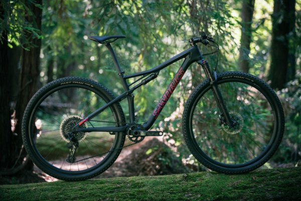 Сравнително по-евтино е колелото Specialized S-Works Epic, което предлага доста впечатляващ комфорт и 4 различни настройки на окачването. Седалката му е титаниева сплав, което също е сред причините за високата цена на този велосипед.
