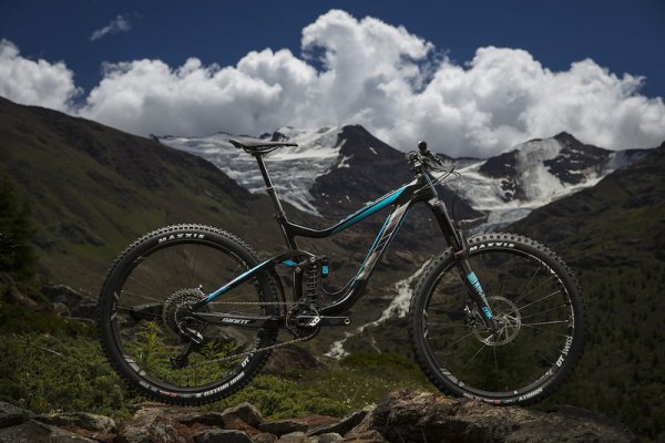 В Топ попада и Giant Glory 0, при което цената достига 11 000 лв. Все пак трябва да се отбележи, че този велосипед може да се намери и малко по-евтино. Той е предназначен най-вече за каране по планински терени, като 26-цоловите гуми му осигуряват впечатляващо представяне.
