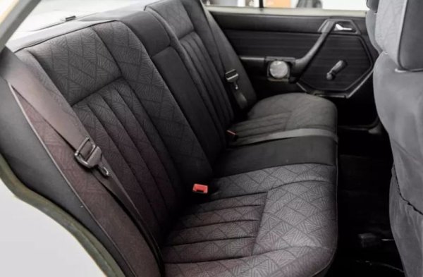 В същото време колата вече има ABS, както и електрически люк, но няма радиокасетофон. Неговото място е заето от специализирано оборудване - таксиметров апарат и радиостанция Teletron T8000 за комуникация с диспечера на таксиметровата служба.