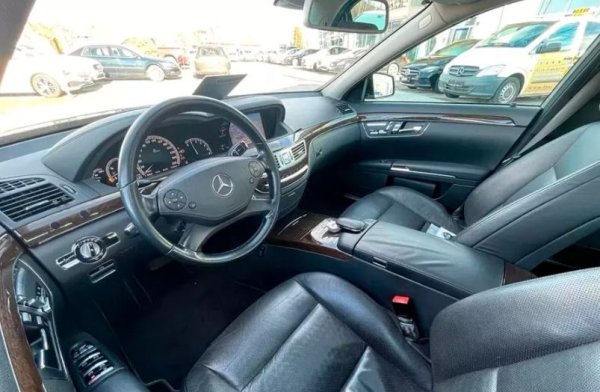 За 12 години опит седанът е изминал символичните по стандартите на професията 293 000 километра, тоест колкото обикновен автомобил в Германия &ndash; 24 000 км на година. Под капака на тази S-Class има дизелон мотор с 258 к.с.