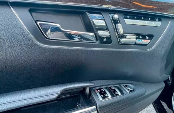 В списъка с допълнително оборудване са вклюечни вентилация на седалките и много скъпа система за нощно виждане. Интериорът, разбира се, изглежда изтъркан, но е напълно адекватен за изминатия пробег.