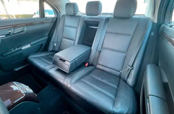 Като цяло колата изглежда в много добре състояние и това се дълги на мястото, на което е работила. Ремонтът на S-Class (ако се наложи такъв) обаче е доста скъп и може да излезе колкото цената на самата кола.